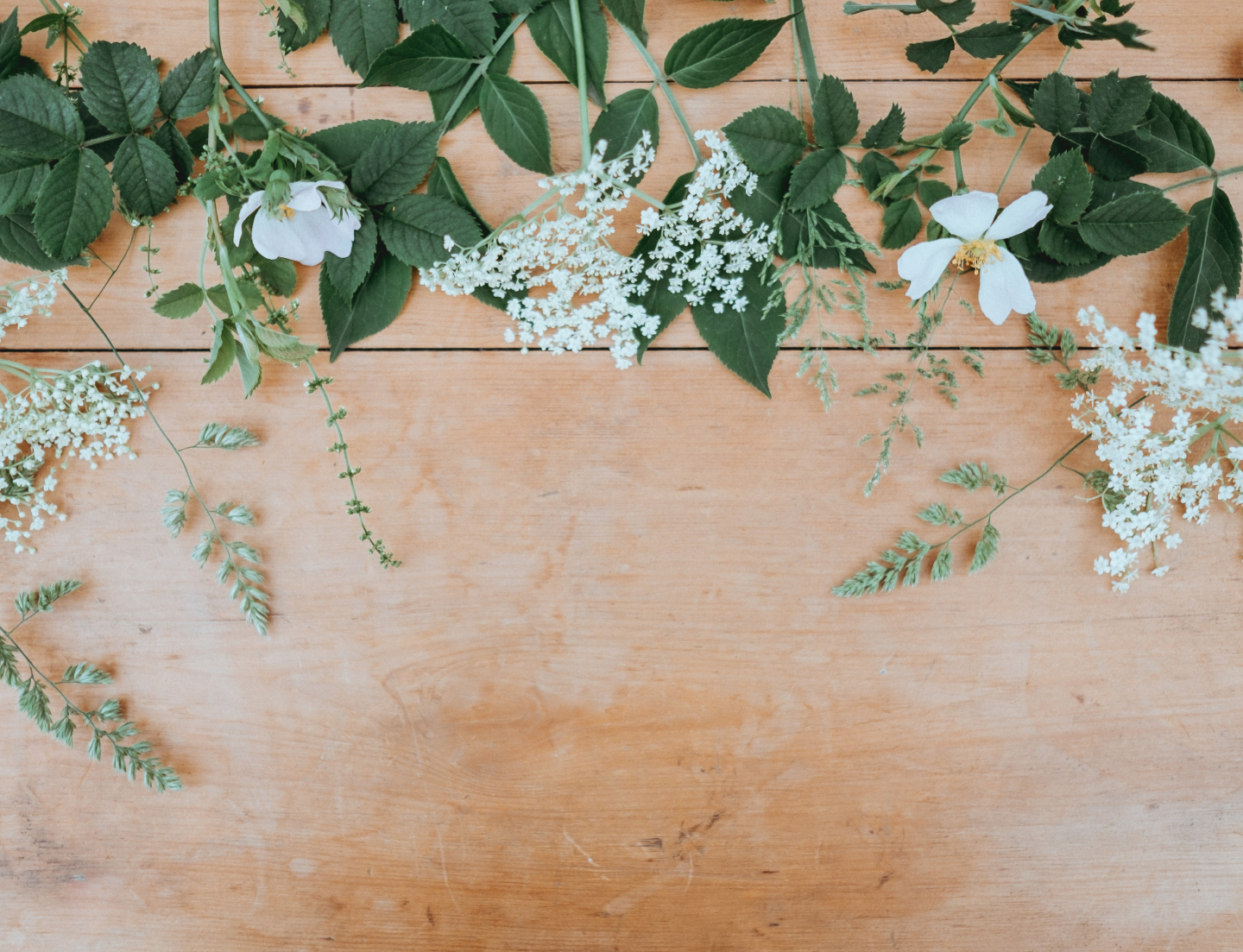 Imagen de una tabla de madera con flores encima